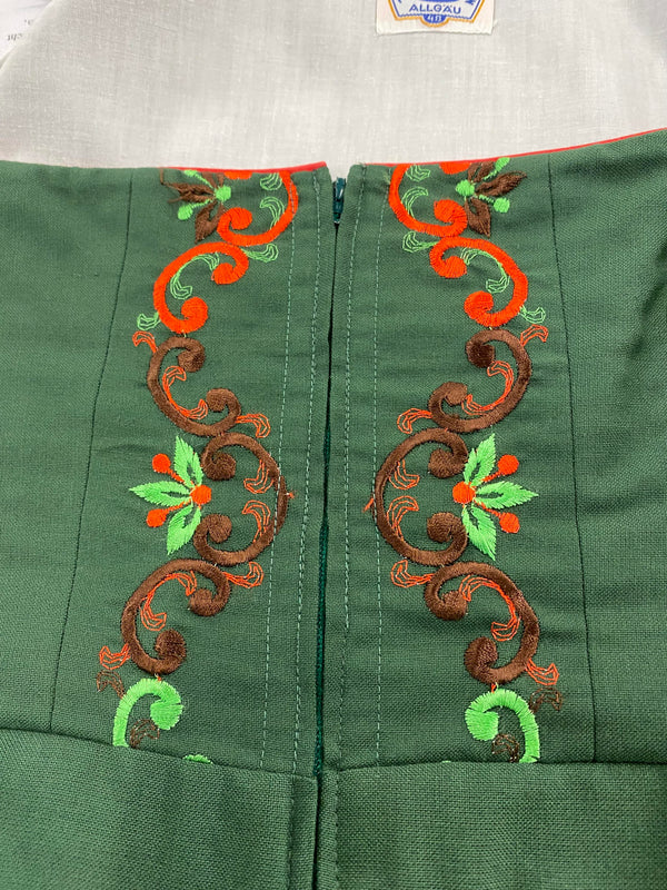 Besticktes Mieder des grünen Vintage Dirndls mit Reißverschluss und roter Paspelierung