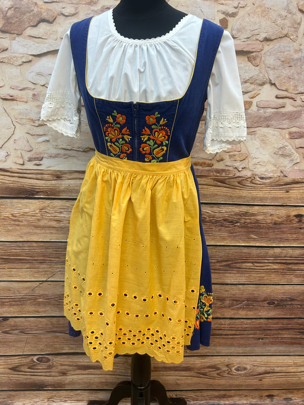 Blaues Vintage Dirndl mit gelb-oranger Blumenstickerei, gelber Lochschürze und weißer Spitzenbluse, Größe 38/40