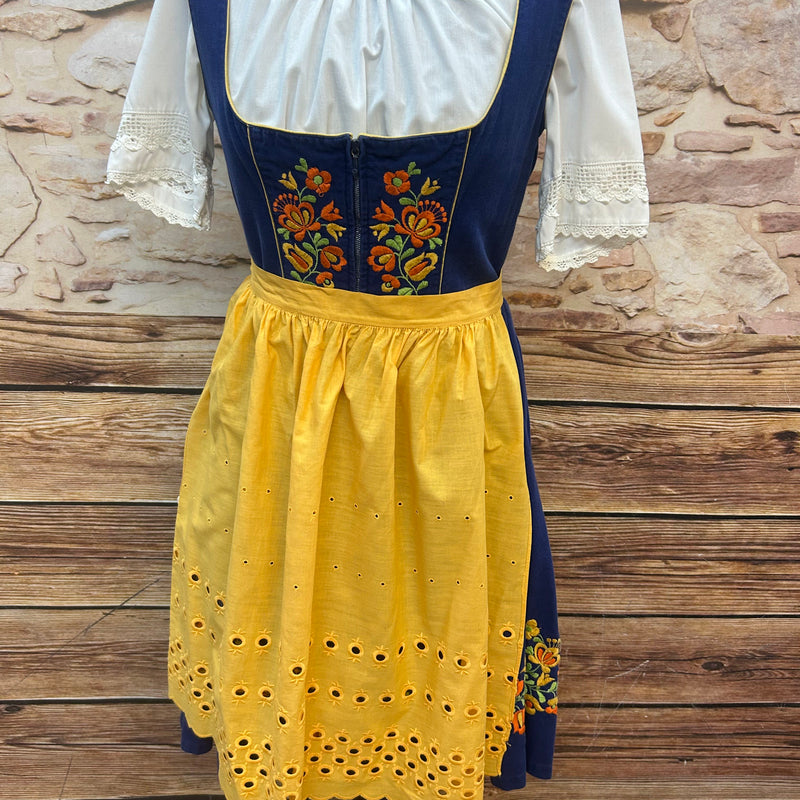 Blaues Vintage Dirndl mit gelb-oranger Blumenstickerei, gelber Lochschürze und weißer Spitzenbluse, Größe 38/40
