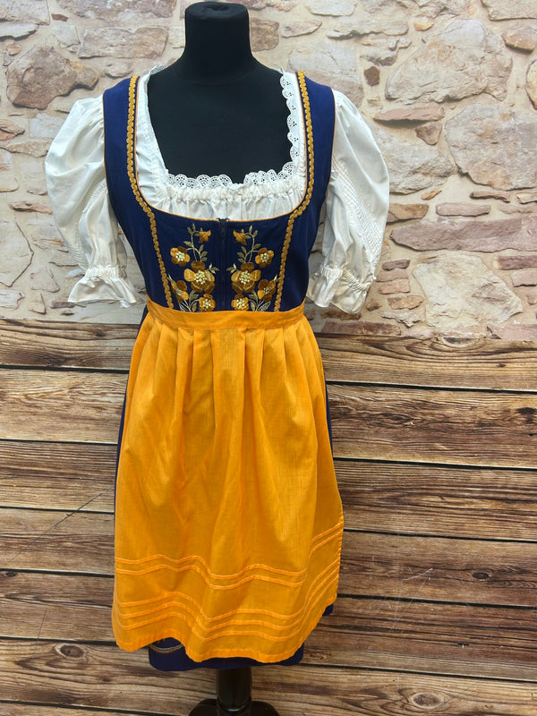 Blaues Vintage Dirndl mit goldgelber Blütenstickerei, senfgelber Schürze und weißer Spitzenbluse, Größe 42
