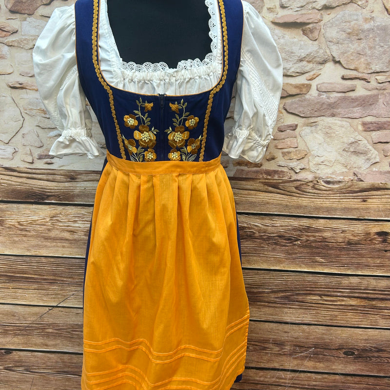 Blaues Vintage Dirndl mit goldgelber Blütenstickerei, senfgelber Schürze und weißer Spitzenbluse, Größe 42