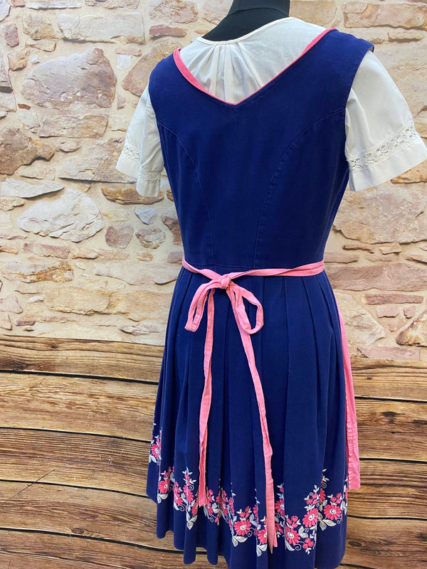 Vintage Austria Dirndl Gr. 38 – Blau mit Blumenstickerei, Bluse & rosa Schürze