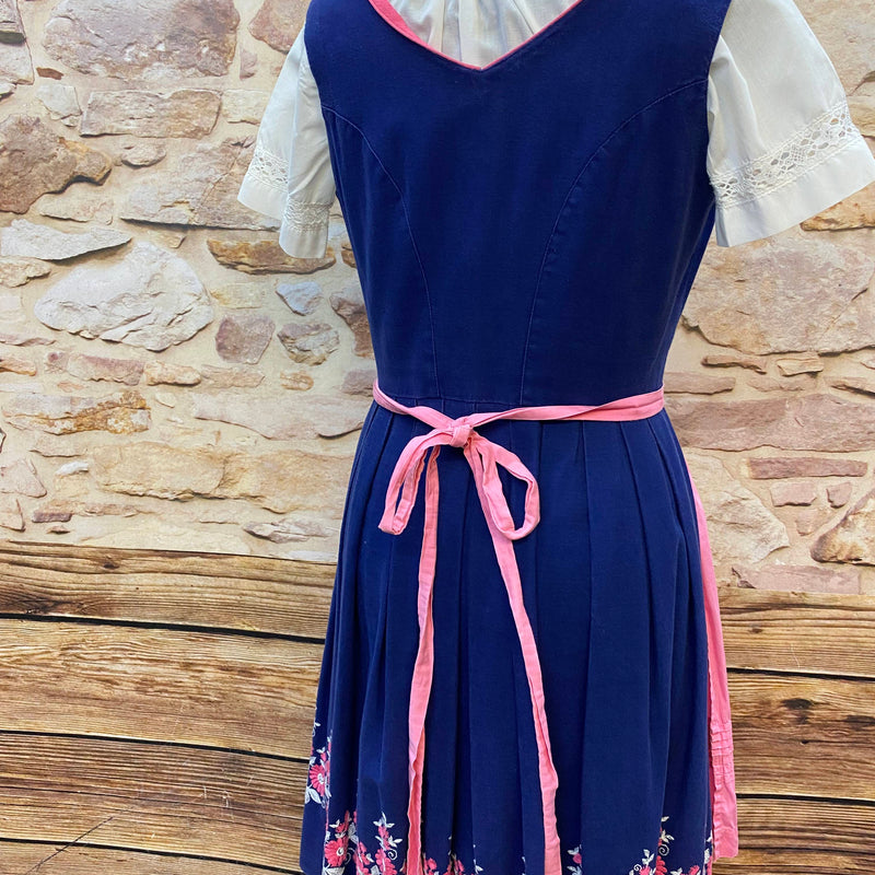Vintage Austria Dirndl Gr. 38 – Blau mit Blumenstickerei, Bluse & rosa Schürze