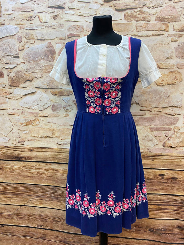 Vintage Austria Dirndl Gr. 38 – Blau mit Blumenstickerei, Bluse & rosa Schürze
