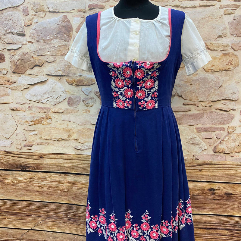 Vintage Austria Dirndl Gr. 38 – Blau mit Blumenstickerei, Bluse & rosa Schürze