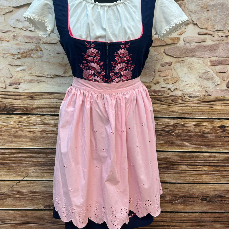 Blaues Vintage Dirndl mit rosa Blumenstickerei, rosa Lochstick-Schürze und weißer Bluse, Größe 40