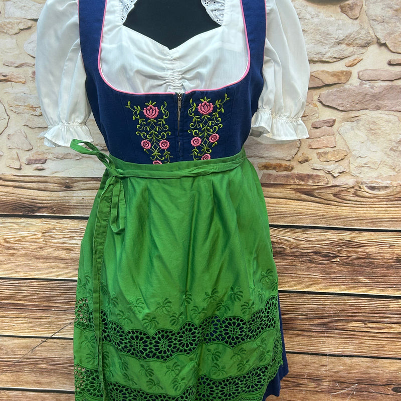 Blaues Vintage Dirndl mit rosa Blumenstickerei, grüner Lochschürze und weißer Puffärmel-Bluse, Größe 42