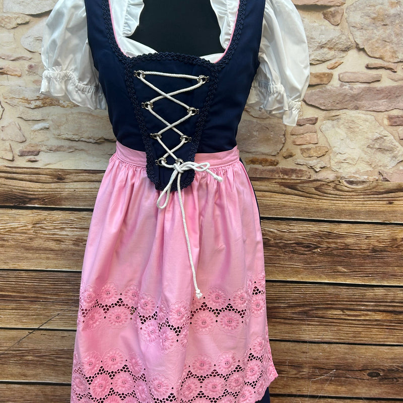 Nachtblaues Vintage Dirndl mit rosa Rosenstickerei, rosa Lochschürze und weißer Rüschenbluse, Größe 44