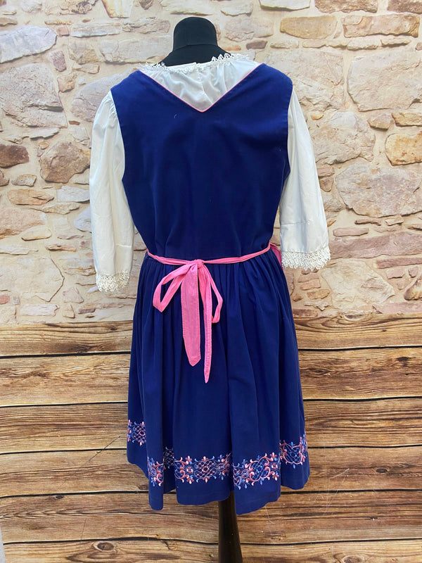Vintage Dirndl Gr. 46/48 Dunkelblau bestickt mit Bluse & rosa Spitzenschürze, Ansicht 3