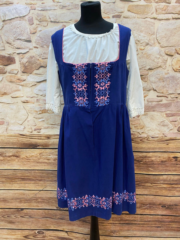 Vintage Dirndl Gr. 46/48 Dunkelblau bestickt mit Bluse & rosa Spitzenschürze, Ansicht 4