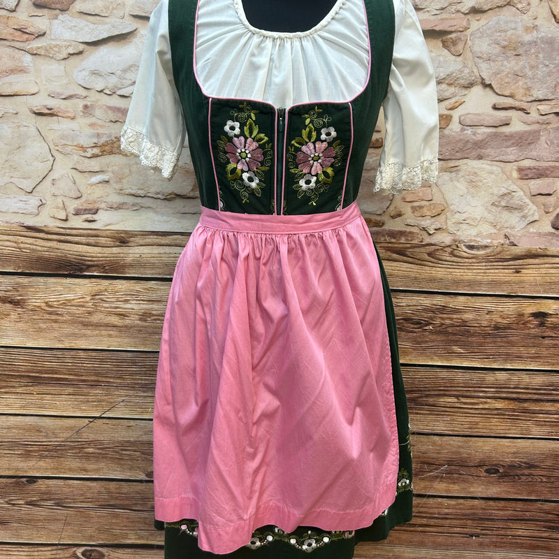 Dreiteiliges Vintage Dirndl in Dunkelgrün mit rosa Stickerei, rosa Schürze und cremefarbener Bluse, Größe 38.