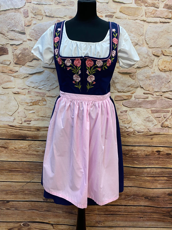 Vintage Dirndl Gr. 38 dunkelblau mit Blumenstickerei, weißer Bluse und rosa Schürze.