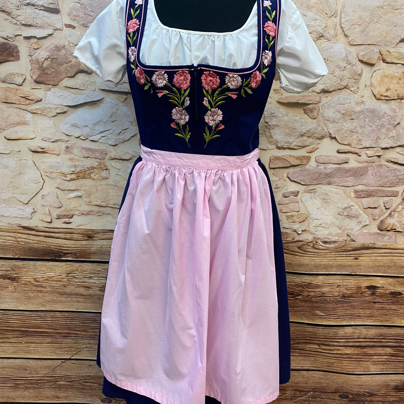 Vintage Dirndl Gr. 38 dunkelblau mit Blumenstickerei, weißer Bluse und rosa Schürze.