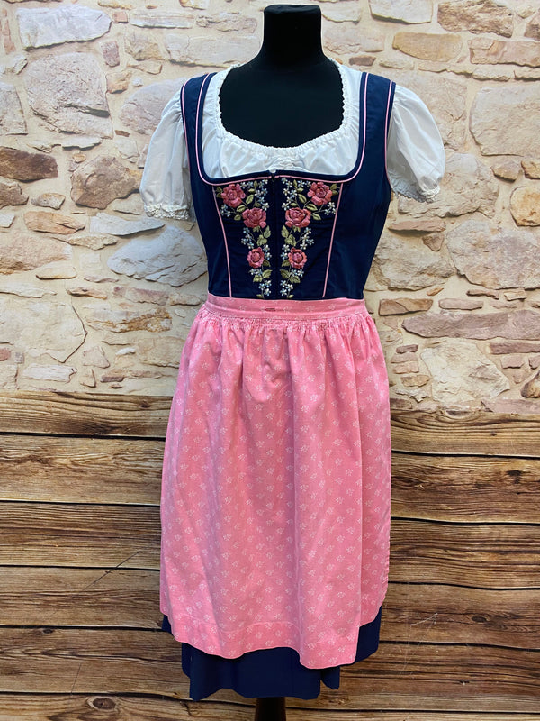 Vintage Dirndl Gr. 40 dunkelblau mit Rosenstickerei, weißer Bluse und rosa Schürze