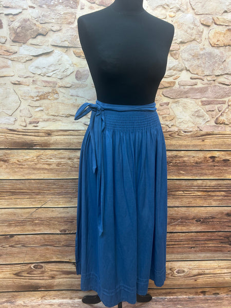 „Blaue Vintage-Dirndl-Schürze mit gesmoktem Bund und Bindeschleife, Länge 83 cm“