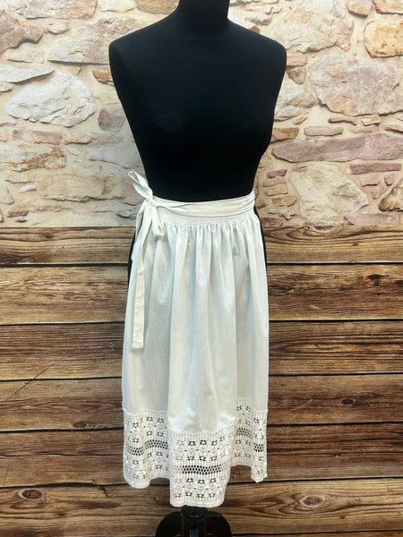 „Vintage Dirndl-Schürze in Creme mit Lochstickerei, Länge 66 cm, sehr guter Zustand“