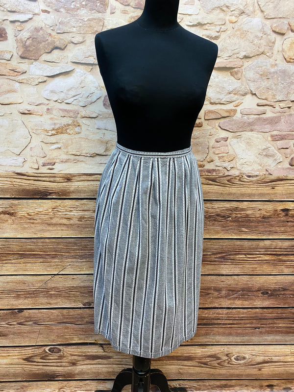 „Vintage Dirndl-Schürze grau gestreift, Länge 67 cm, vorne auf Schneiderpuppe“