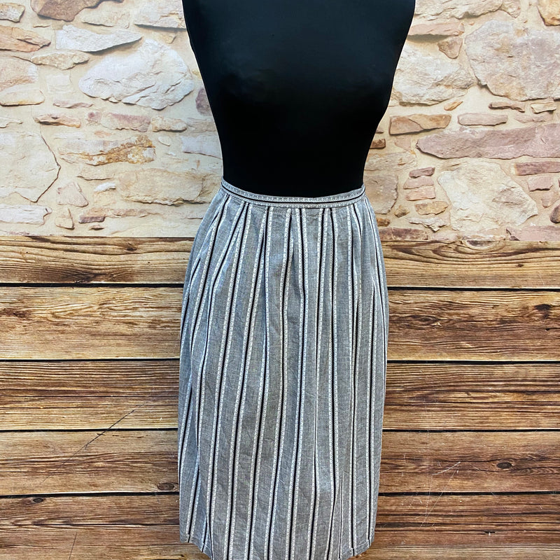 „Vintage Dirndl-Schürze grau gestreift, Länge 67 cm, vorne auf Schneiderpuppe“