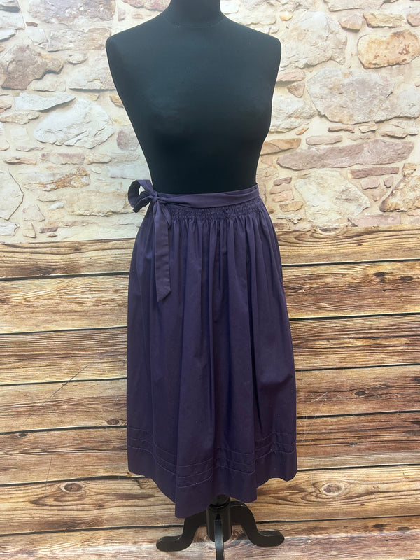 „Vintage Dirndl-Schürze in Lila mit gesmoktem Bund und Bindeband, Länge 70 cm“