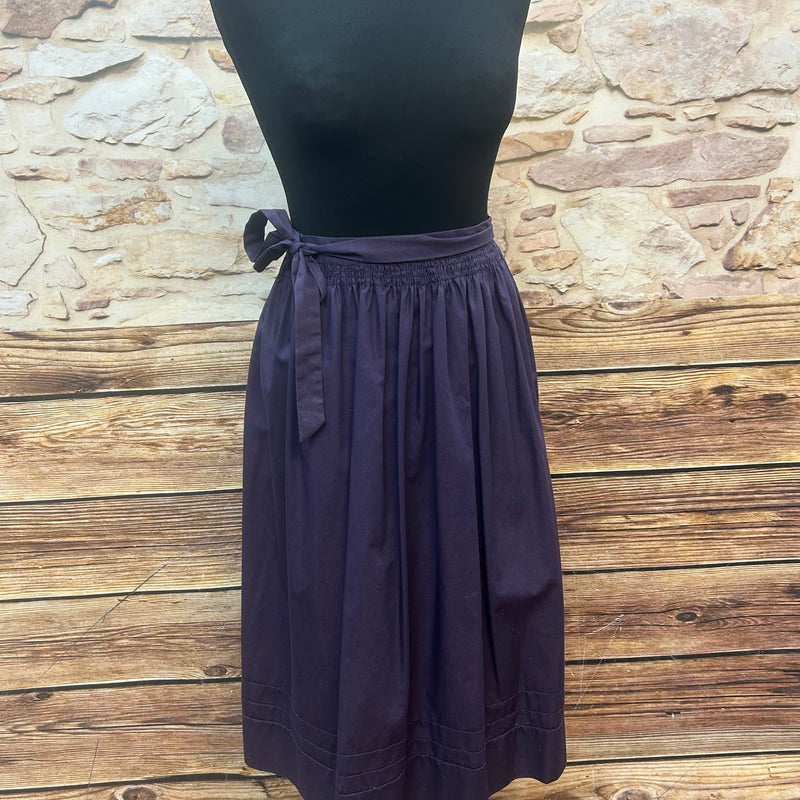 „Vintage Dirndl-Schürze in Lila mit gesmoktem Bund und Bindeband, Länge 70 cm“