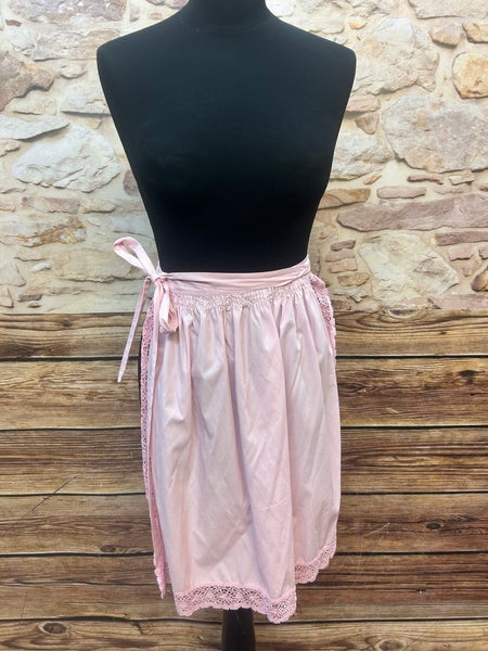 „Vintage Dirndl-Schürze in Rosa mit Spitze, am Schneiderbüsten-Torso gebunden“