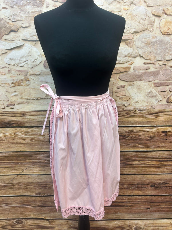 „Vintage Dirndl-Schürze in Rosa mit Spitze, am Schneiderbüsten-Torso gebunden“