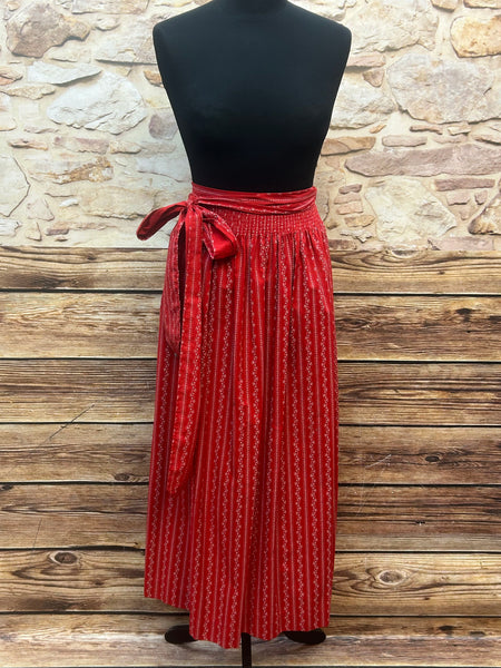 „Vintage Dirndl-Schürze in Rot mit weißem Muster, lang, auf Schneiderpuppe“