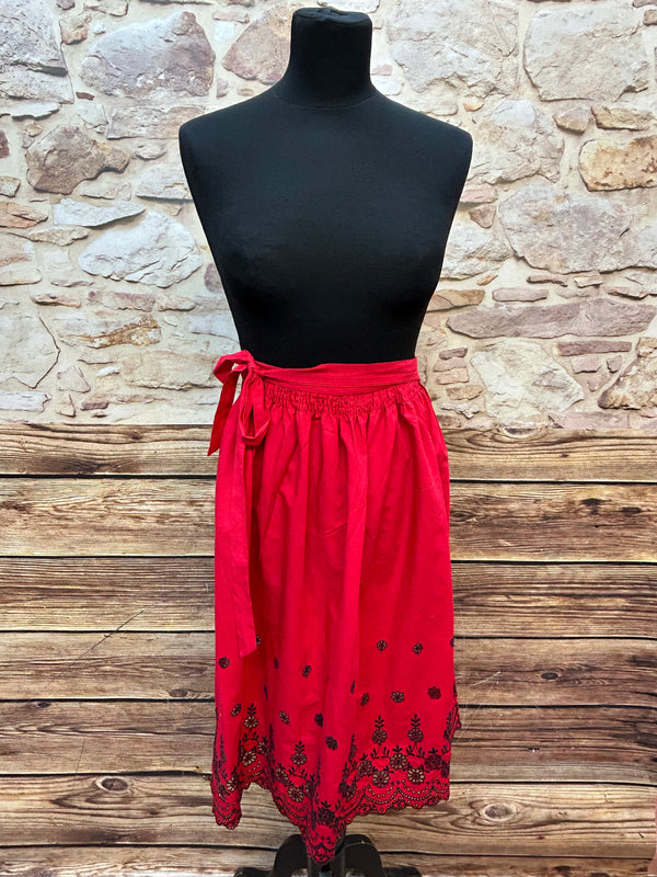 „Rote Vintage Dirndl-Schürze mit schwarzer Stickerei, Länge 64 cm, auf Schneiderpuppe“