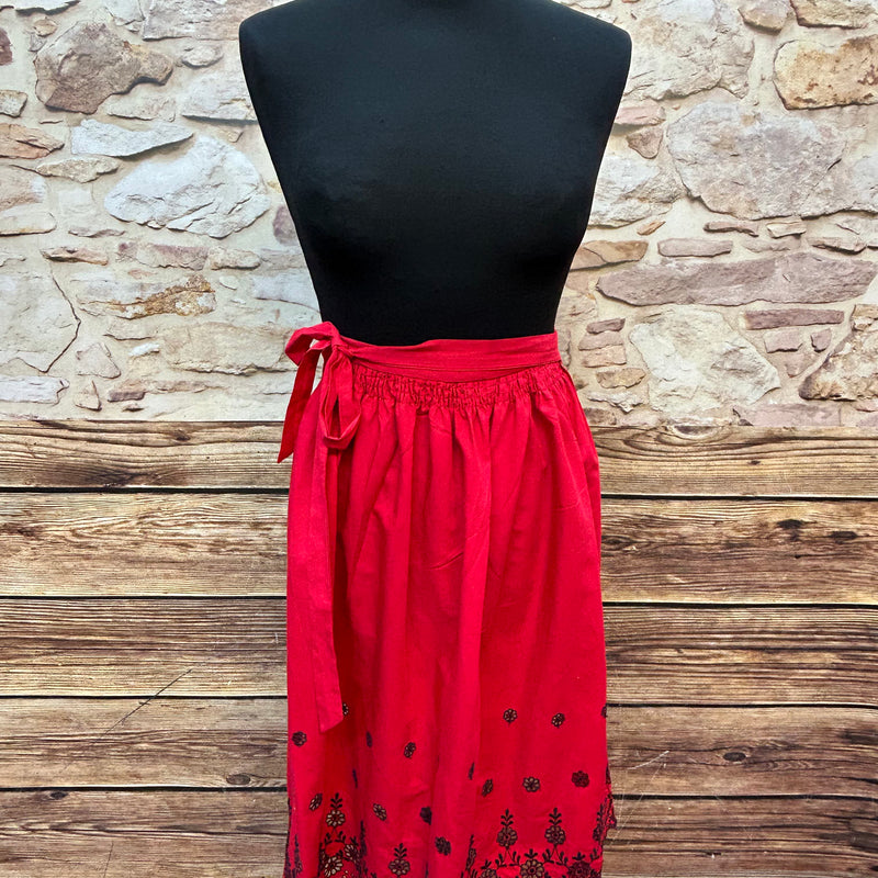 „Rote Vintage Dirndl-Schürze mit schwarzer Stickerei, Länge 64 cm, auf Schneiderpuppe“