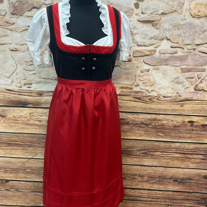 Schwarzes Vintage Dirndl mit rotem Samtbesatz, floraler Stickerei in Rot und Silber, roter Schürze und weißer Rüschenbluse, Größe 42/44