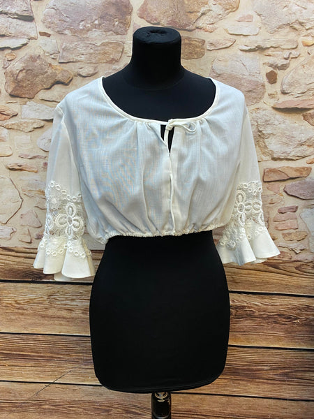 „Vintage Dirndlbluse in Off-White, Größe 42, runder Ausschnitt mit Bindeband, 3/4-Ärmel mit breiten Spitzenvolants, 1980er/90er.“