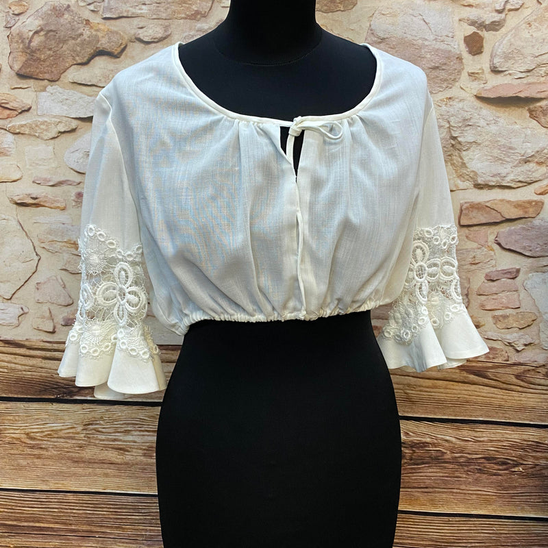 „Vintage Dirndlbluse in Off-White, Größe 42, runder Ausschnitt mit Bindeband, 3/4-Ärmel mit breiten Spitzenvolants, 1980er/90er.“
