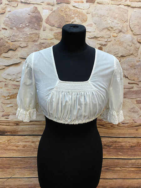 „Vintage Dirndlbluse aus Baumwolle in Weiß, Vorderansicht auf Schneiderpuppe“