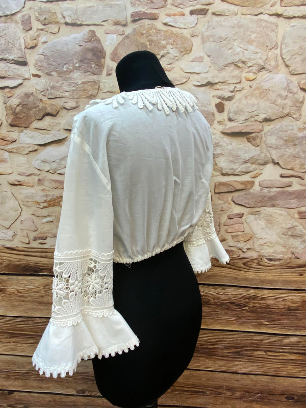 „Rückansicht einer weißen Vintage Dirndlbluse mit Spitzenkragen“