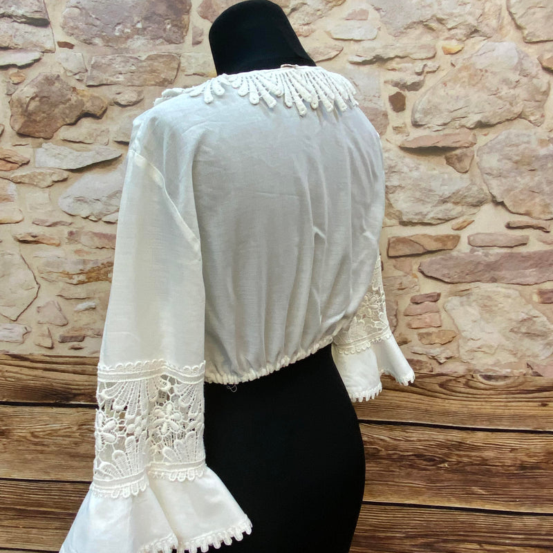 „Rückansicht einer weißen Vintage Dirndlbluse mit Spitzenkragen“