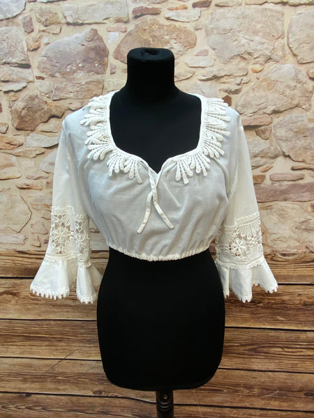 „Vintage Dirndlbluse mit Spitze aus Baumwolle in Weiß, Vorderansicht“