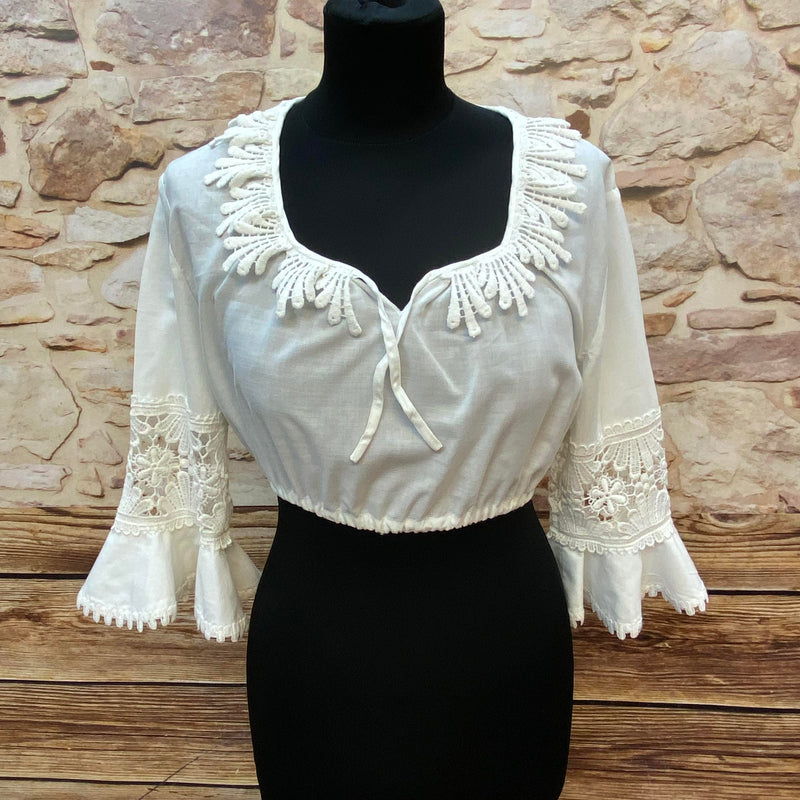 „Vintage Dirndlbluse mit Spitze aus Baumwolle in Weiß, Vorderansicht“