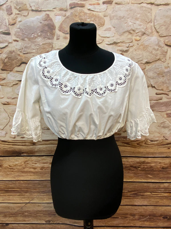 „Vintage Dirndlbluse mit Stickerei aus Baumwolle in Weiß, Vorderansicht“