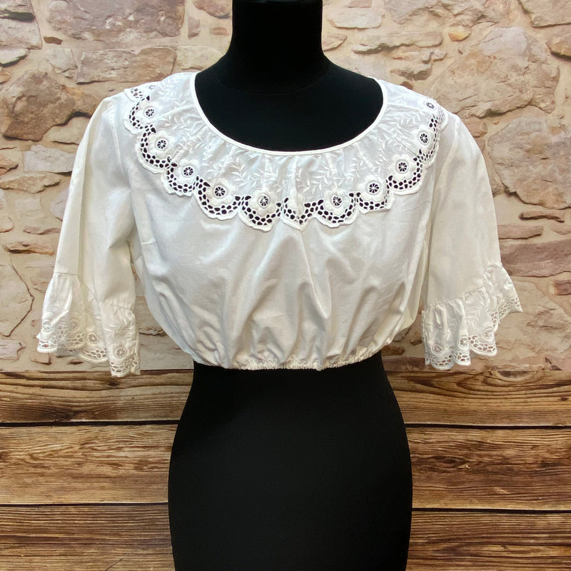 „Vintage Dirndlbluse mit Stickerei aus Baumwolle in Weiß, Vorderansicht“