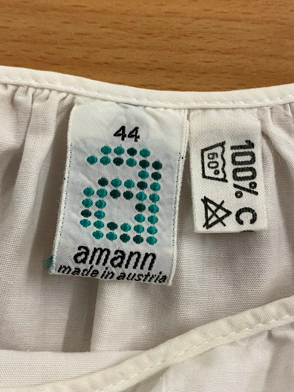„Original Etikett ‚amann – made in Austria‘ in einer Vintage Dirndlbluse“