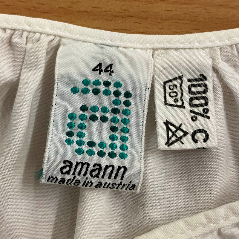 „Original Etikett ‚amann – made in Austria‘ in einer Vintage Dirndlbluse“