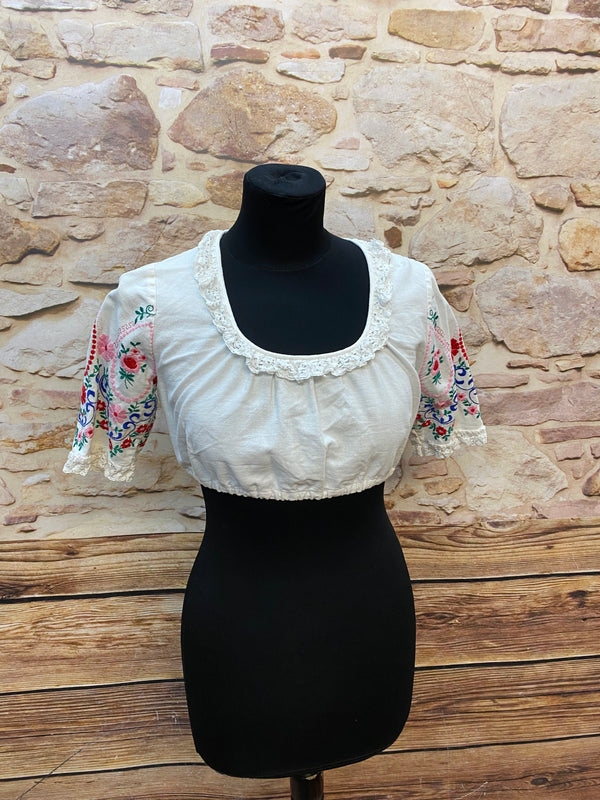 „Vintage Dirndlbluse in Größe 36 mit bunter Blumenstickerei an den Ärmeln und Spitzenausschnitt“