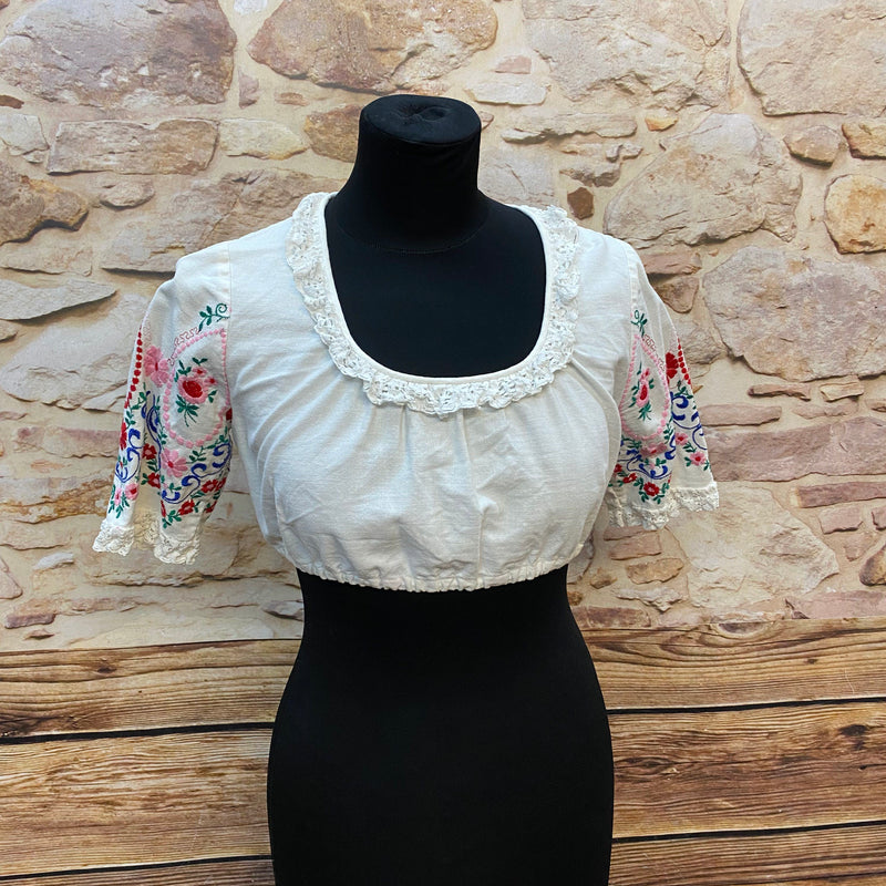 „Vintage Dirndlbluse in Größe 36 mit bunter Blumenstickerei an den Ärmeln und Spitzenausschnitt“