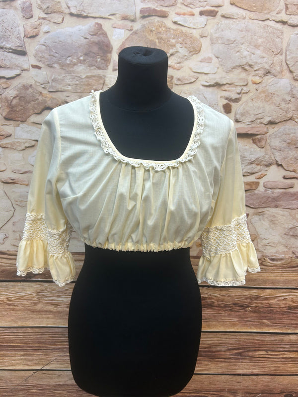 „Cremefarbene Vintage-Dirndlbluse mit Häkelspitze und Smokärmeln “