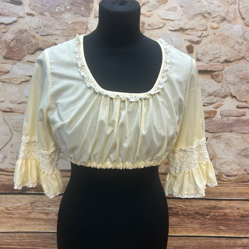 „Cremefarbene Vintage-Dirndlbluse mit Häkelspitze und Smokärmeln “