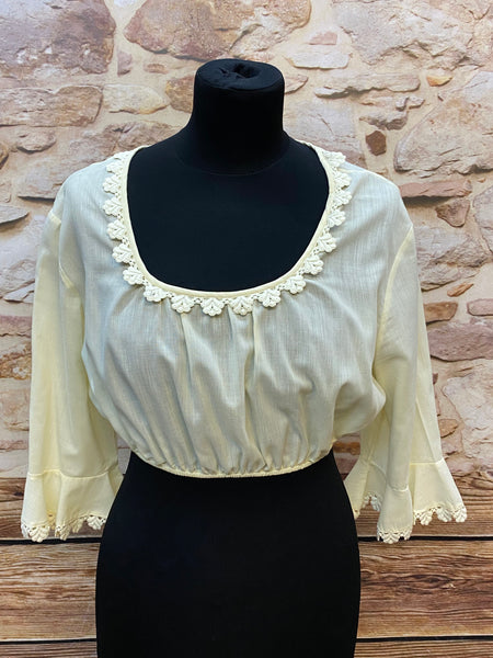 „Ecrufarbene Vintage-Dirndlbluse mit Spitzenkante und 3/4-Ärmeln, Größe 46, ca. 1970er“
