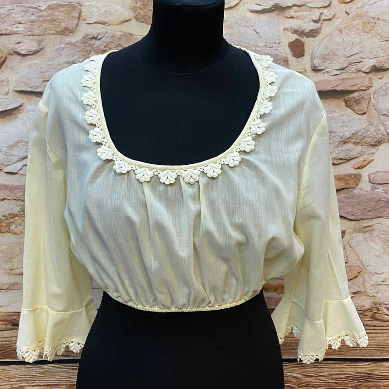 „Ecrufarbene Vintage-Dirndlbluse mit Spitzenkante und 3/4-Ärmeln, Größe 46, ca. 1970er“
