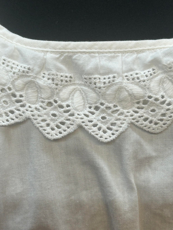 „Detail Lochspitze Dirndlbluse weiß Rundhals Vintage Trachtenlook“