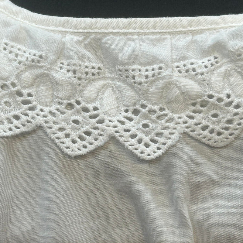„Detail Lochspitze Dirndlbluse weiß Rundhals Vintage Trachtenlook“