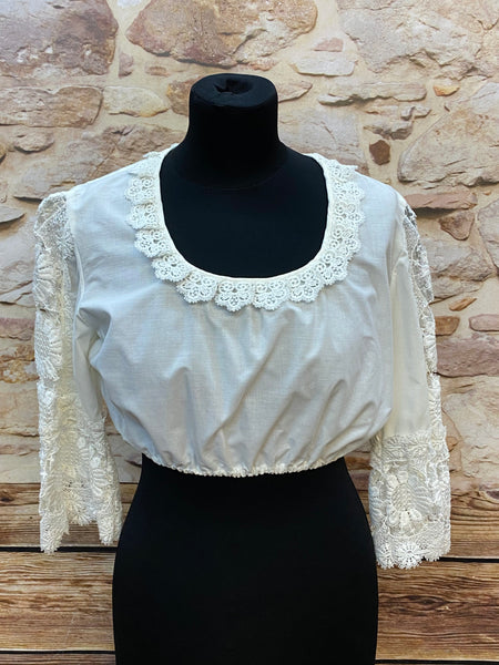 „Weiße Vintage-Dirndlbluse in Größe 40 mit langen, floralen Spitzenärmeln und rundem Spitzenausschnitt, vorne leicht gerafft und mit elastischem Bund